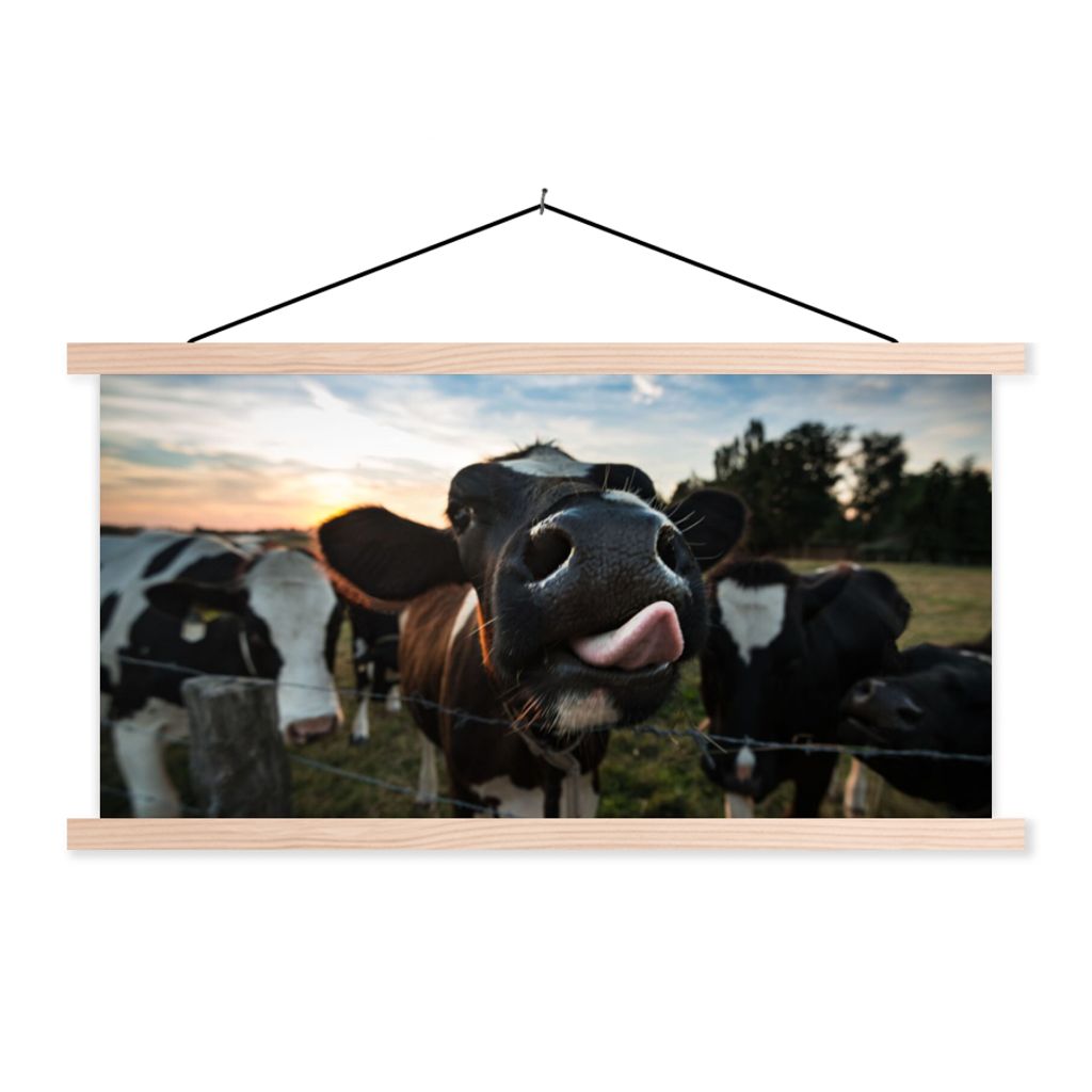 MuchoWow Textilposter Kuh - Tiere - Natur - Ausgezeichnete Zunge 120x60 cm mit holzfarbenen Rahmen - Klemmleiste