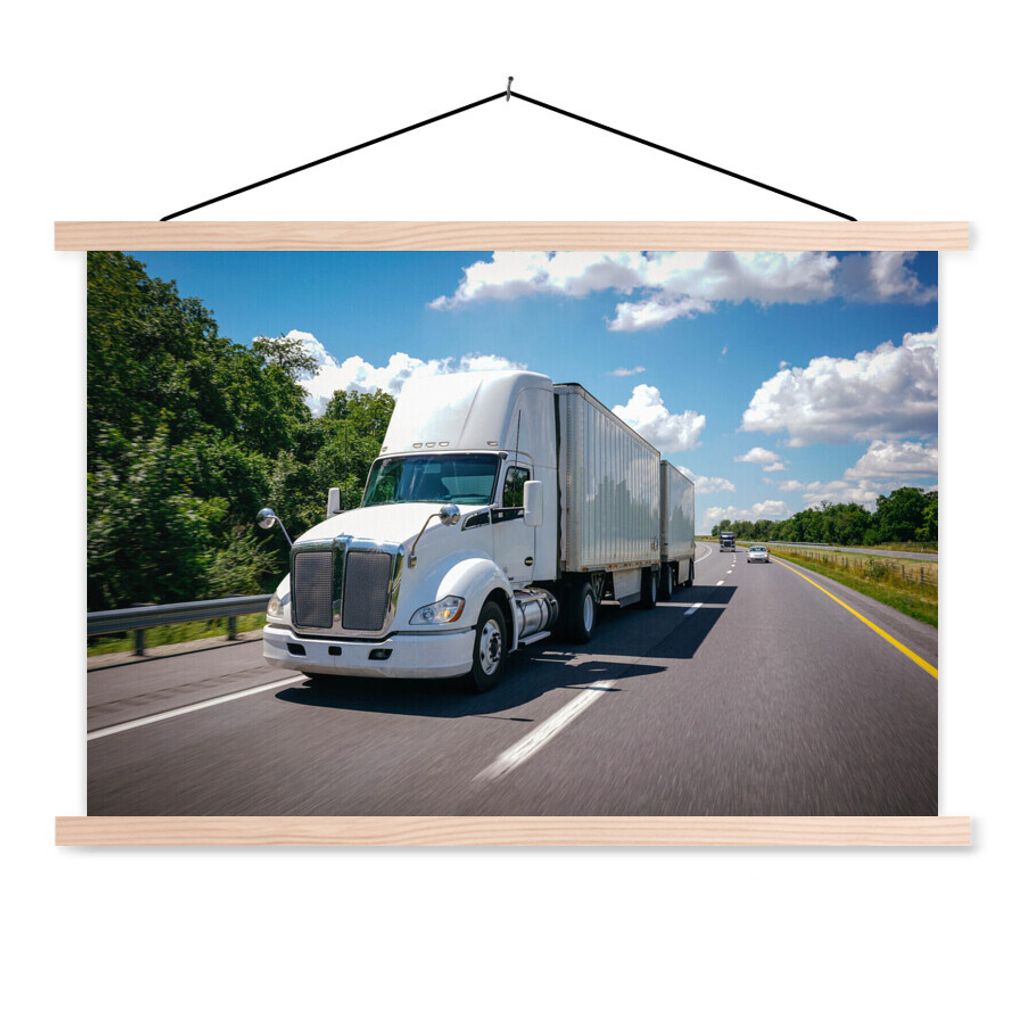 MuchoWow Textilposter Weißer Lastkraftwagen auf einer Autobahn 120x80 cm mit holzfarbenen Rahmen - Aufhängeset