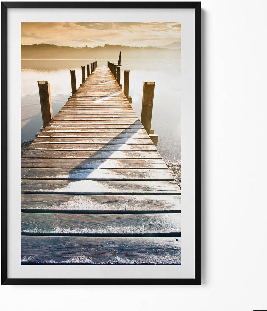 Hölzerne Plattform über Wasser– Wandbild mit Rahmen – Gerahmtes Bild – Wanddekoration – 70x100 cm – Schwarz Rahmen