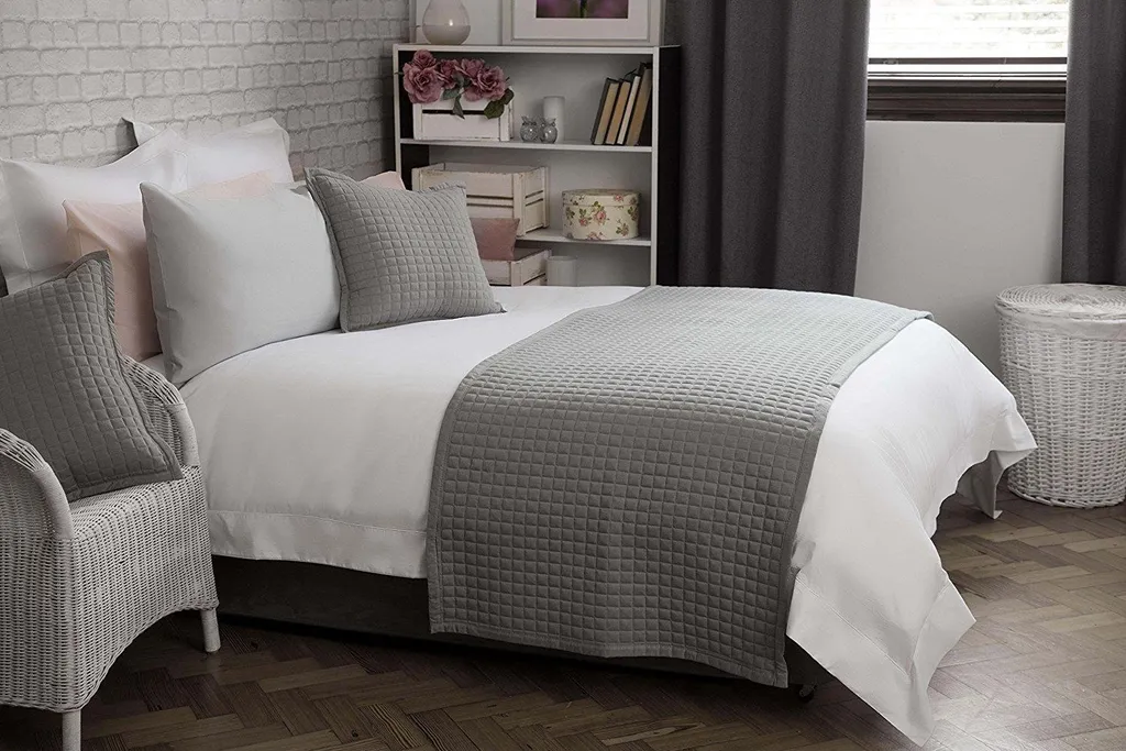 Chemin de lit matelassé cobalt : la solution pour un lit élégant et propre