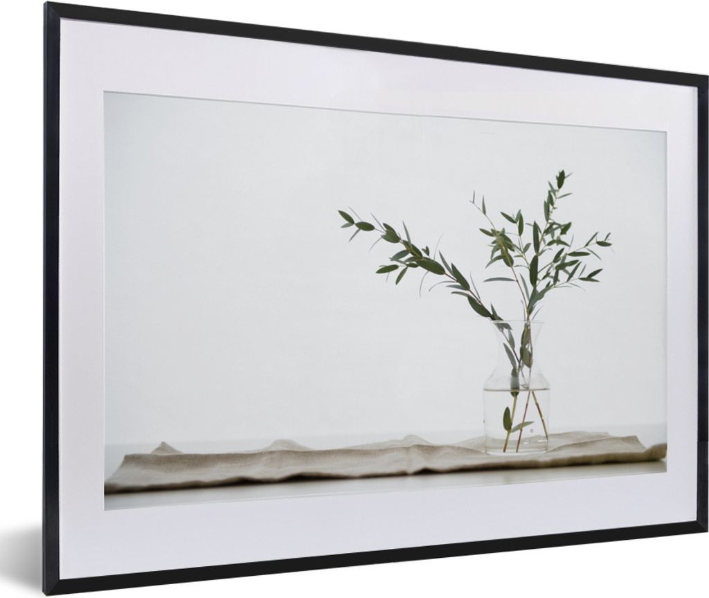 MuchoWow Gerahmtes Poster Eukalyptuszweige in einer Glasvase 60x40 cm - Poster mit Schwarzem Bilderrahmen Wandposter Rahmen Foto Bilder - Schlafz...