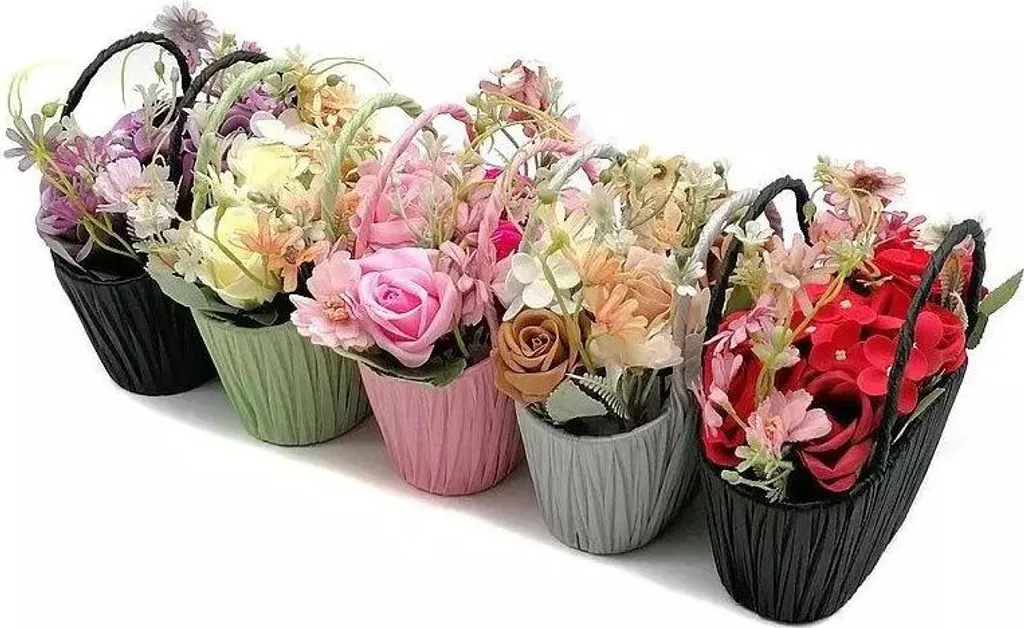 Cadeau floral : bouquet de fleurs dans un panier MIX prêt à offrir