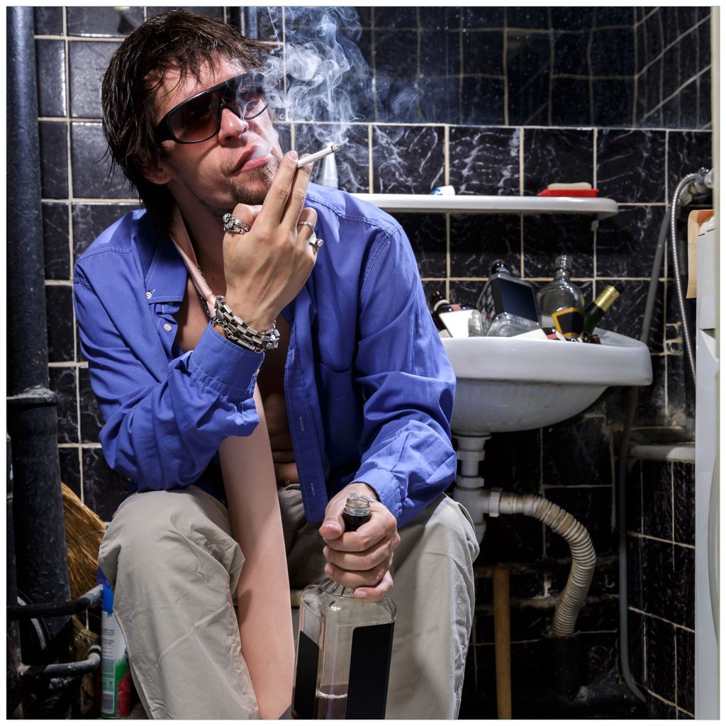 Wallario Möbeldesign / Aufkleber, geeignet für Ikea Lack Tisch - Kloparty - Sexy Mann auf Toilette mit Zigarette in 55 x 55 cm