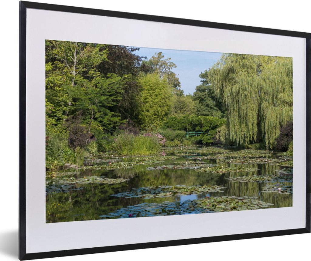 MuchoWow MuchoWow Gerahmtes Poster Die japanische Brücke aus der Ferne an einem Sommertag im Garten von Monet 60x40 cm - Poster mit zchwarzem ...