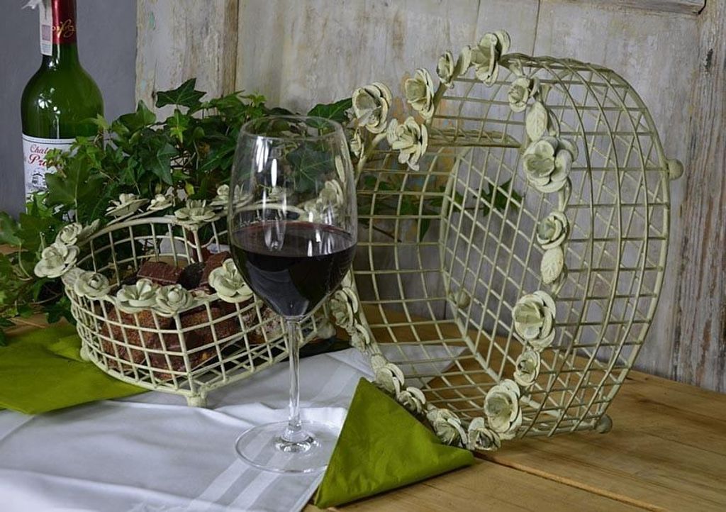 Dekorativer weißer Metallkorb mit Herzen und Rosen im provenzalischen Stil