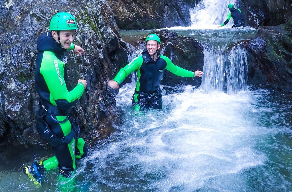Jochen Schweizer Canyoning-Tour & Übernachtung in Tirol; Erlebnis verschenken oder selbst erleben; Gutschein gültig für 1 Person Gruppengröße ...