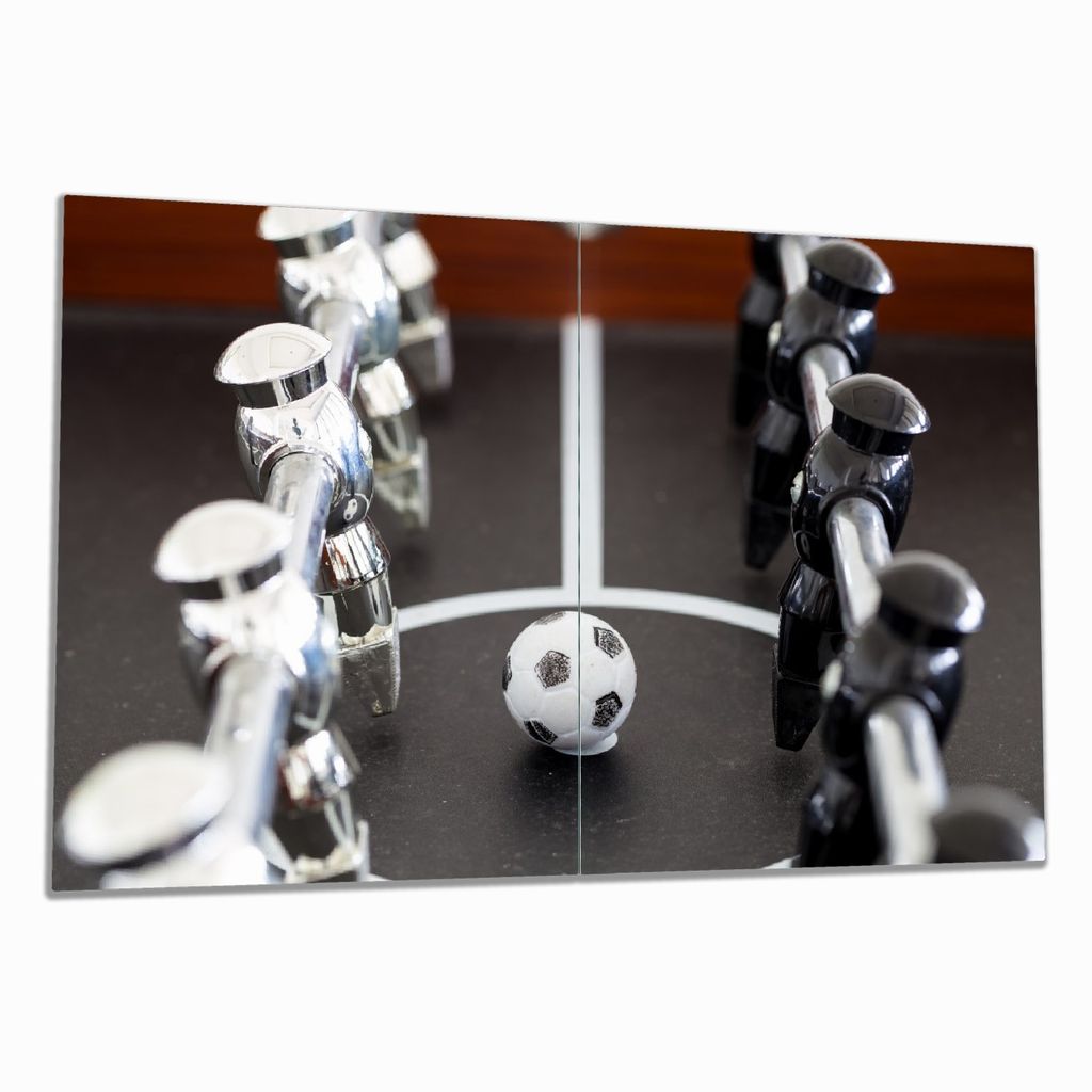 Wallario Herdabdeckplatte aus Glas, Größe 80 x 52 cm 2-teilig, Motiv Kicker-Tisch in Nahaufnahme - Ball in der Mitte