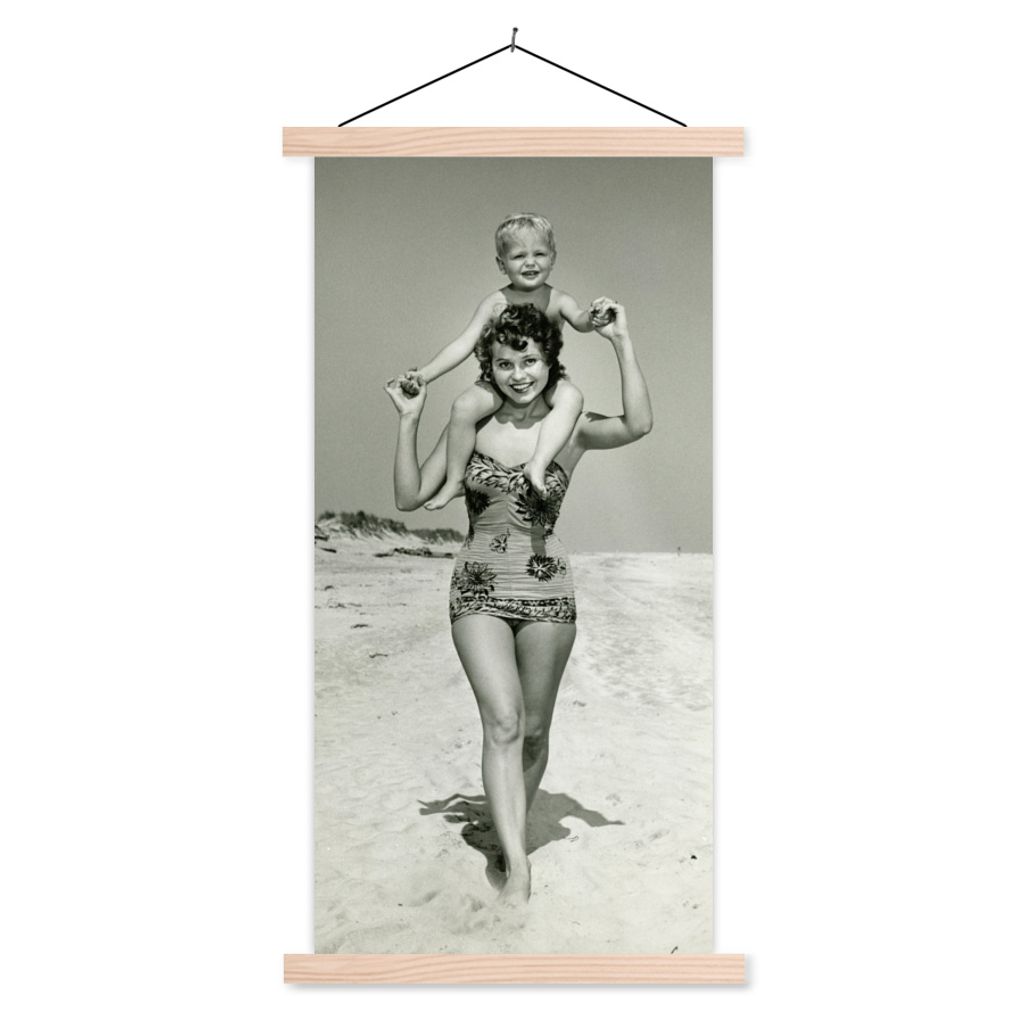 MuchoWow Textilposter Vintage-Porträt einer Mutter und ihres Sohnes im Urlaub in Schwarz-Weiß 60x120 cm mit holzfarbenen Rahmen - Holz