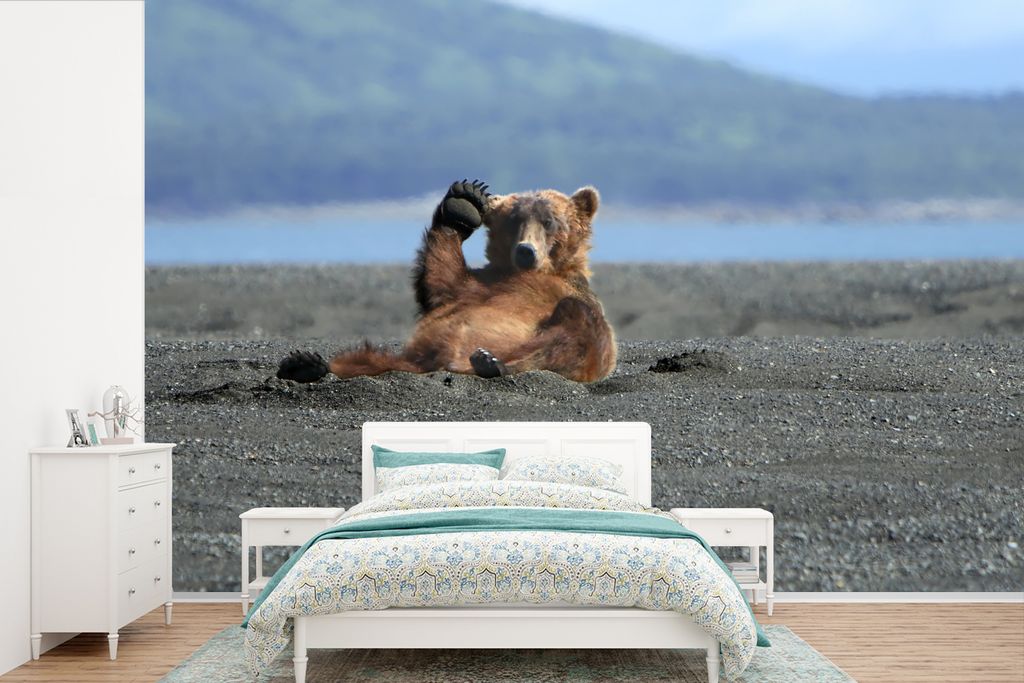 MuchoWow Fototapete für Wohnzimmer oder Schlafzimmer Wandtapete Vinyl Motivtapete Grizzlybär - Sand - Meer - 420x280 cm - Zimmer für Kinder