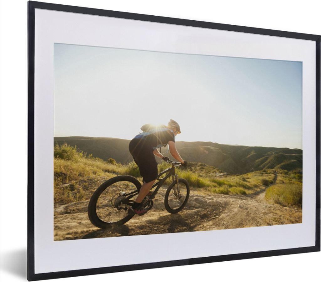 MuchoWow MuchoWow Gerahmtes Poster Auf dem Feldweg mit dem Mountainbike 40x30 cm - Poster mit zchwarzem Bilderrahmen - Bilderrahmen - Poster im...