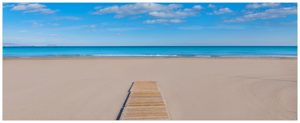 Wallario Premium Glasbild, freischwebende Optik, kräftige Farben, Größe 125 x 50 cm Motiv Auf dem Holzweg zum blauen Meer