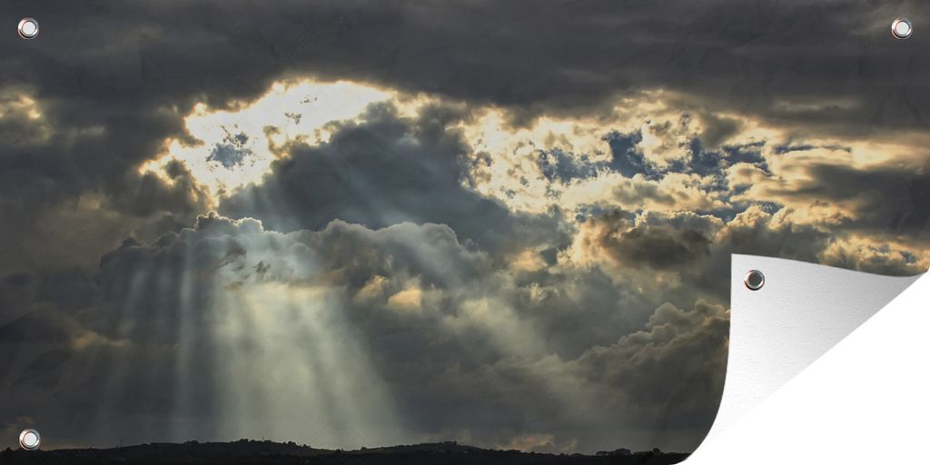 MuchoWow 60x30 cm Outdoor-Poster Gartendeko Sichtschutz Garten Poster für den Garten Luftaufnahme von Sonnenstrahlen in dunklen Wolken