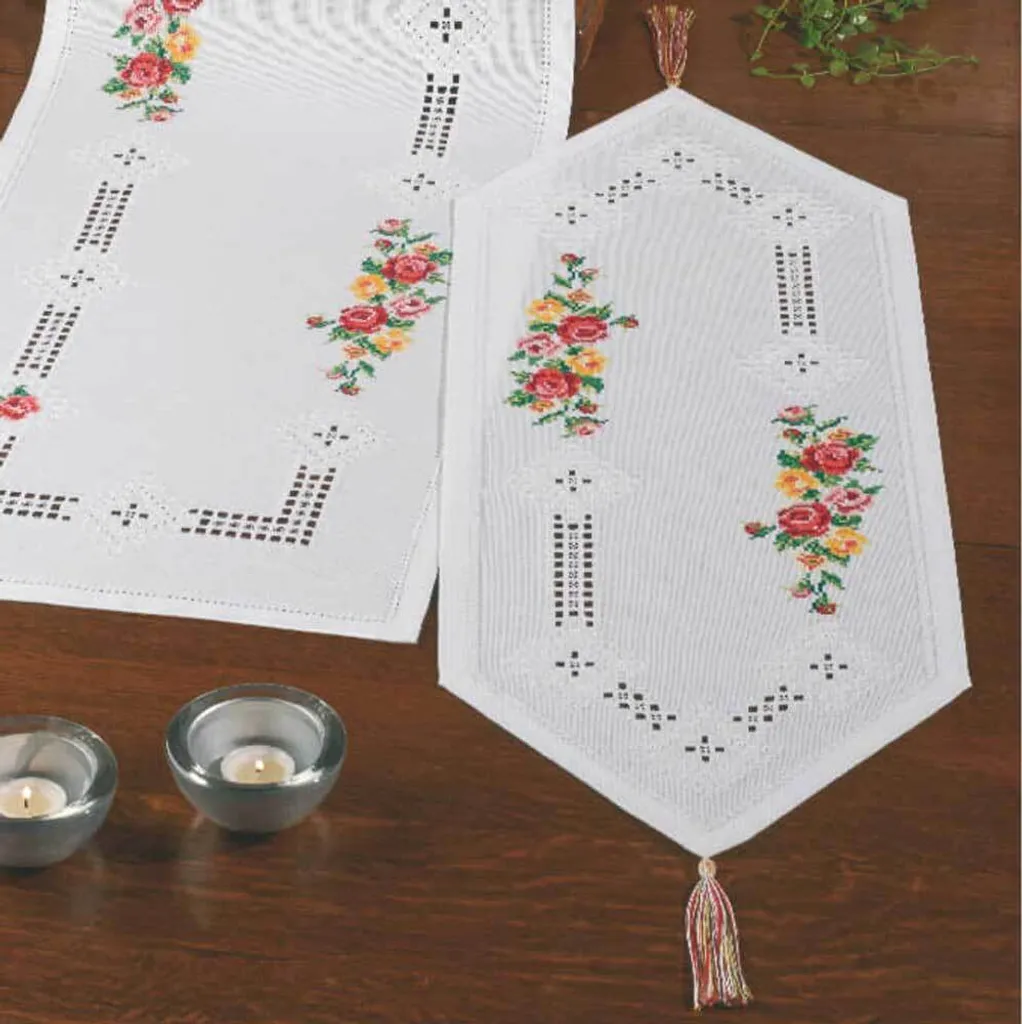 Chemin de Table à Broder Hardanger avec Roses Kit Complet 30x82 cm