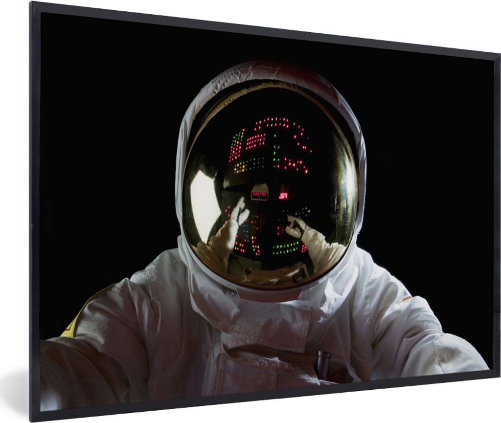 MuchoWow MuchoWow Gerahmtes Poster Weltraum - Astronaut - Schwarz 60x40 cm - Poster mit zchwarzem Bilderrahmen - Printing - Wanddeko Schlafzimmer