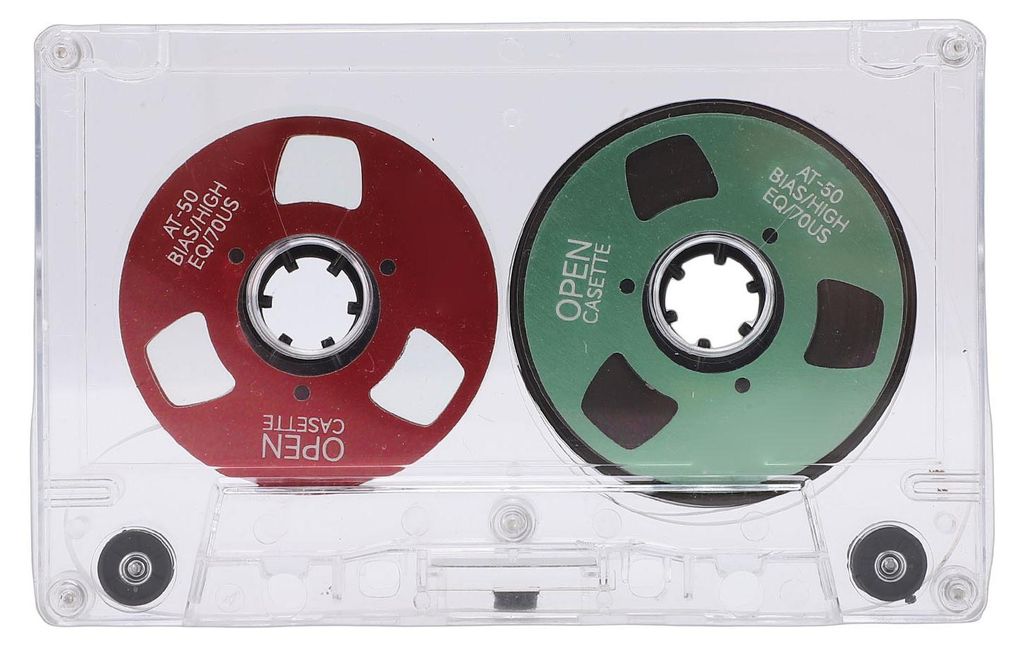 Leere Kassettenspule auf Metall, 50-Minuten-Aufnahme mit transparenter Box für Musik