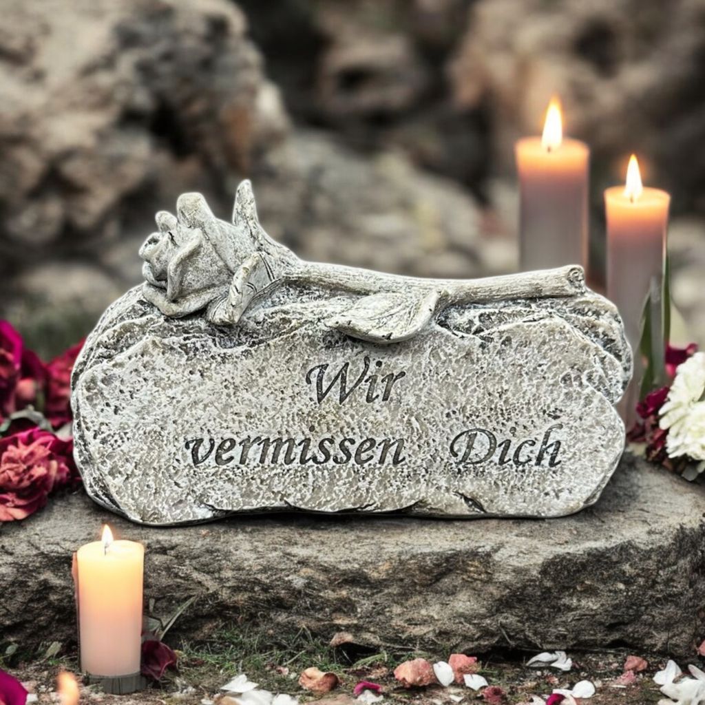 eberin · Gedenkstein mit Rose und Inschrift „Wir vermissen Dich“ – Würdevolle Erinnerung für die Grabstätte · Grabstein in antikem Grau ·