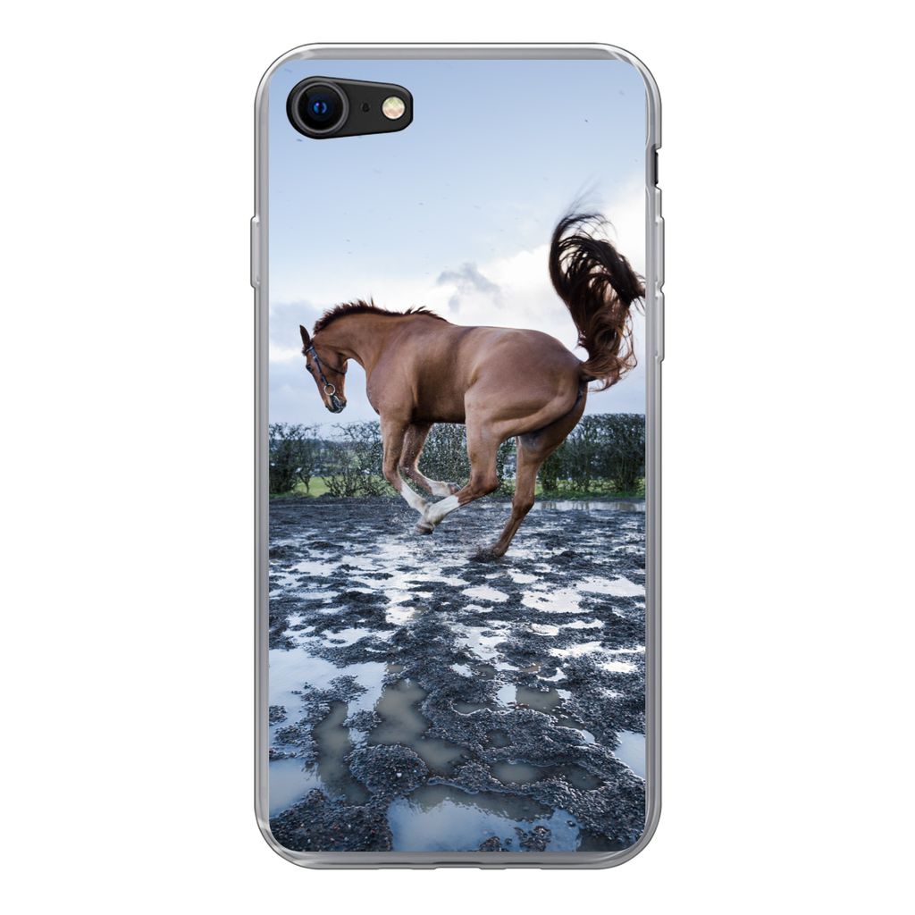 MuchoWow Handyhülle Schutzhülle Hülle für iPhone 7 Ein bockendes Pferd in den Pfützen Silikon Softcase Handy Hülle - Kartenhalter
