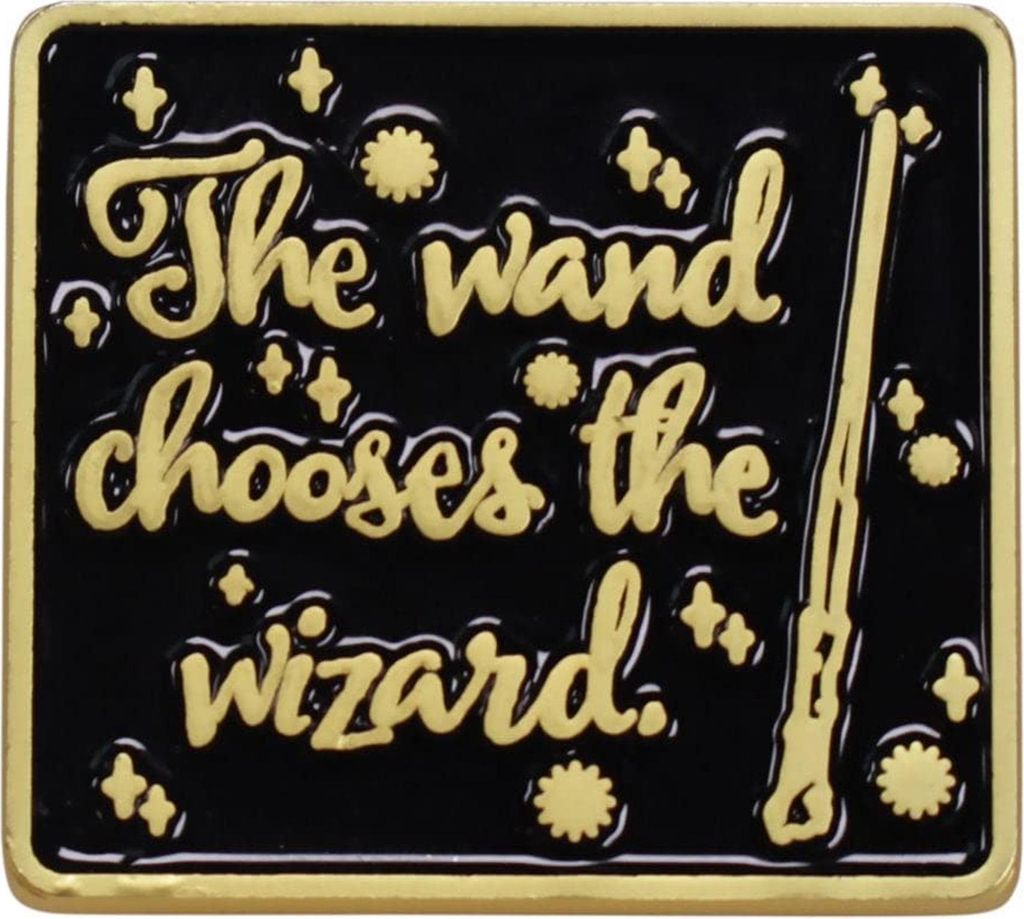 Harry Potter - "The Wand Chooses Its Wizard" Abzeichen, Emaille CD802 (Einheitsgröße) (Schwarz/Gold)