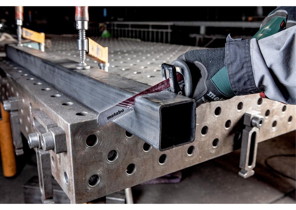Metabo Akku Säbelsäge SSE 18 LTX BL (mit 2 Akkus 5,2Ah / 18V, Sägeblatthub 32mm)