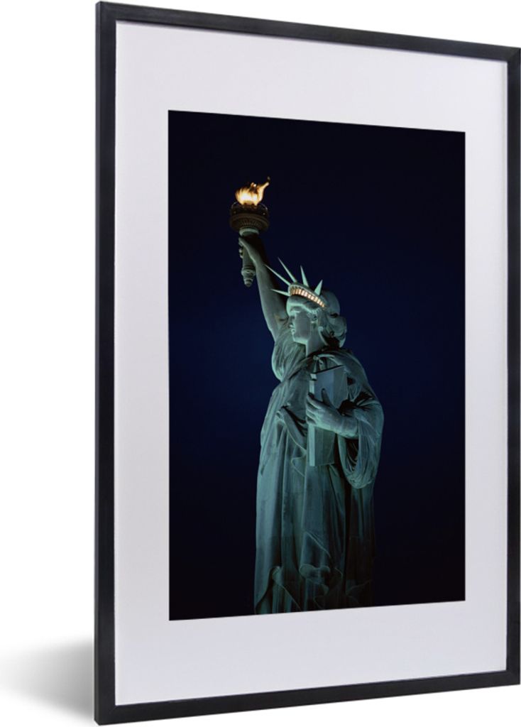 MuchoWow MuchoWow Gerahmtes Poster Beleuchtete Freiheitsstatue bei Nacht in New York Amerika 40x60 cm - Poster mit zchwarzem Bilderrahmen - Pos...