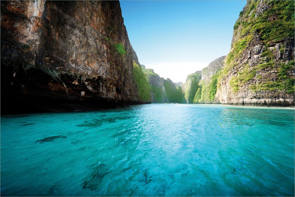Wallario selbstklebendes Poster - Fluss in den Tiefen der Schlucht, Größe: 61 x 91,50 cm