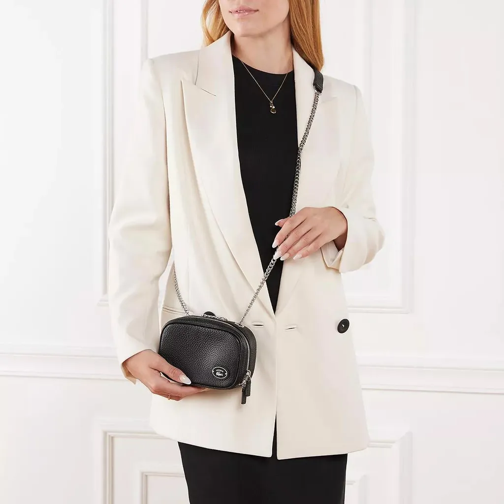 Sac carré Lacoste noir : la solution pour ranger vos essentiels - 6