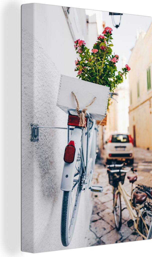 OneMillionCanvasses - Leinwandbilder - 90x140 cm, Nahaufnahme eines weißen Fahrrads mit Blumen in Ostuni, Italien, Wandbilder Kunstdruck Wanddek...
