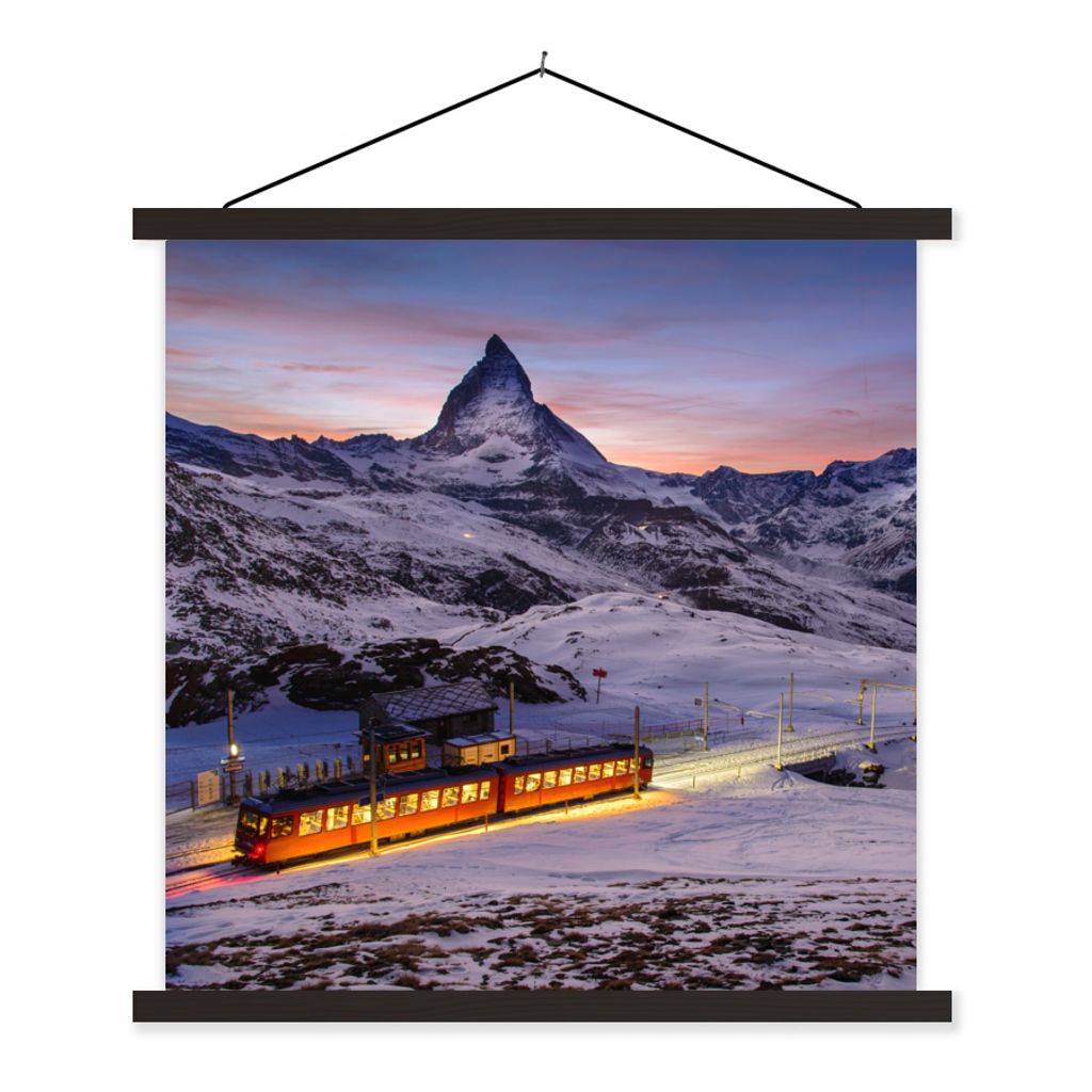 MuchoWow Textilposter Ein beleuchteter Zug in den Bergen 90x90 cm mit schwarzem Rahmen - Magnetisches