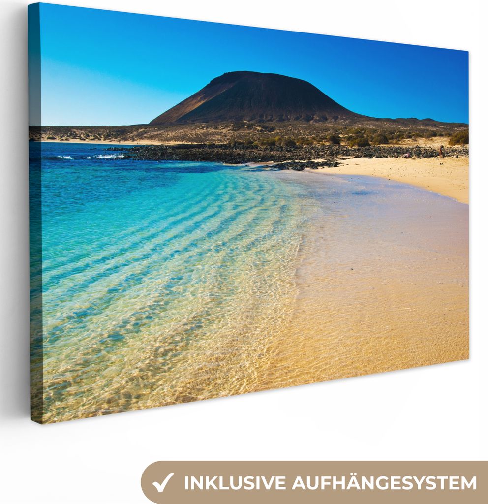 OneMillionCanvasses - Leinwandbilder - 150x100 cm, Das kristallklare Wasser der Playa La Francesa mit Montana Amarilla bei Lanzarote, Wandbilder ...