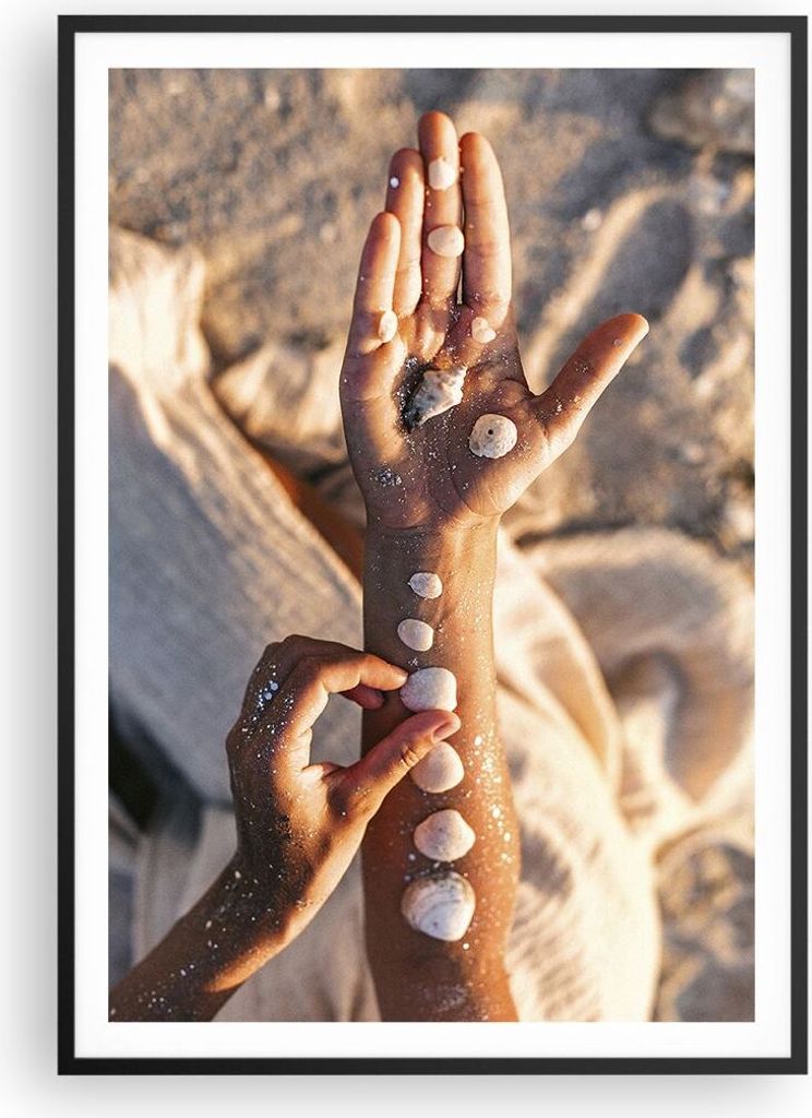 Gerahmtes Poster - Schwarzer Rahmen - Muschel Hand Strand - 70x100 cm - Wand Bild - Wanddeko - Wandbilder - Kunstposter - Wandposter - Bilderrahmen...