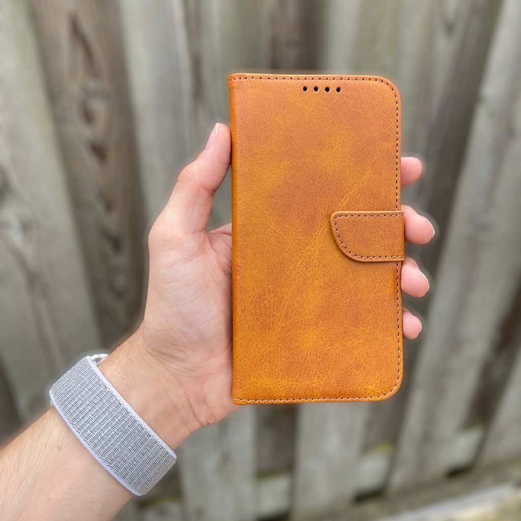 Geschikt voor Samsung Galaxy A04s Telefoonhoesje Kunstleer met Magnetisch lipje en Pasjeshouder Book Case met Klepje - Bruin - Smartphonica