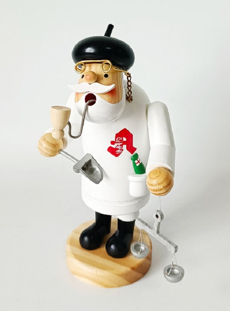 Räuchermännchen Apotheker in einem weißen Mantel mit einer schwarzen Baskenmütze.