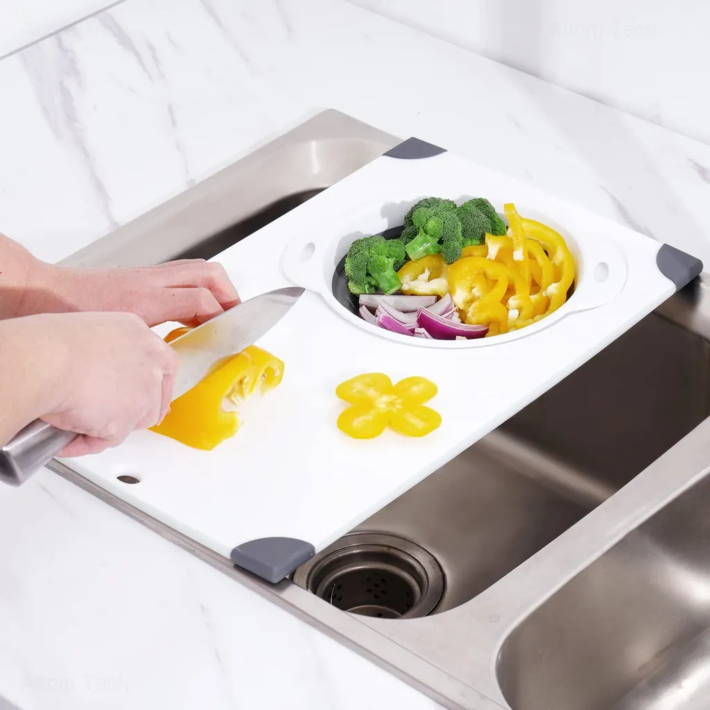 Planche à découper gain de place pour évier avec égouttoir intégré