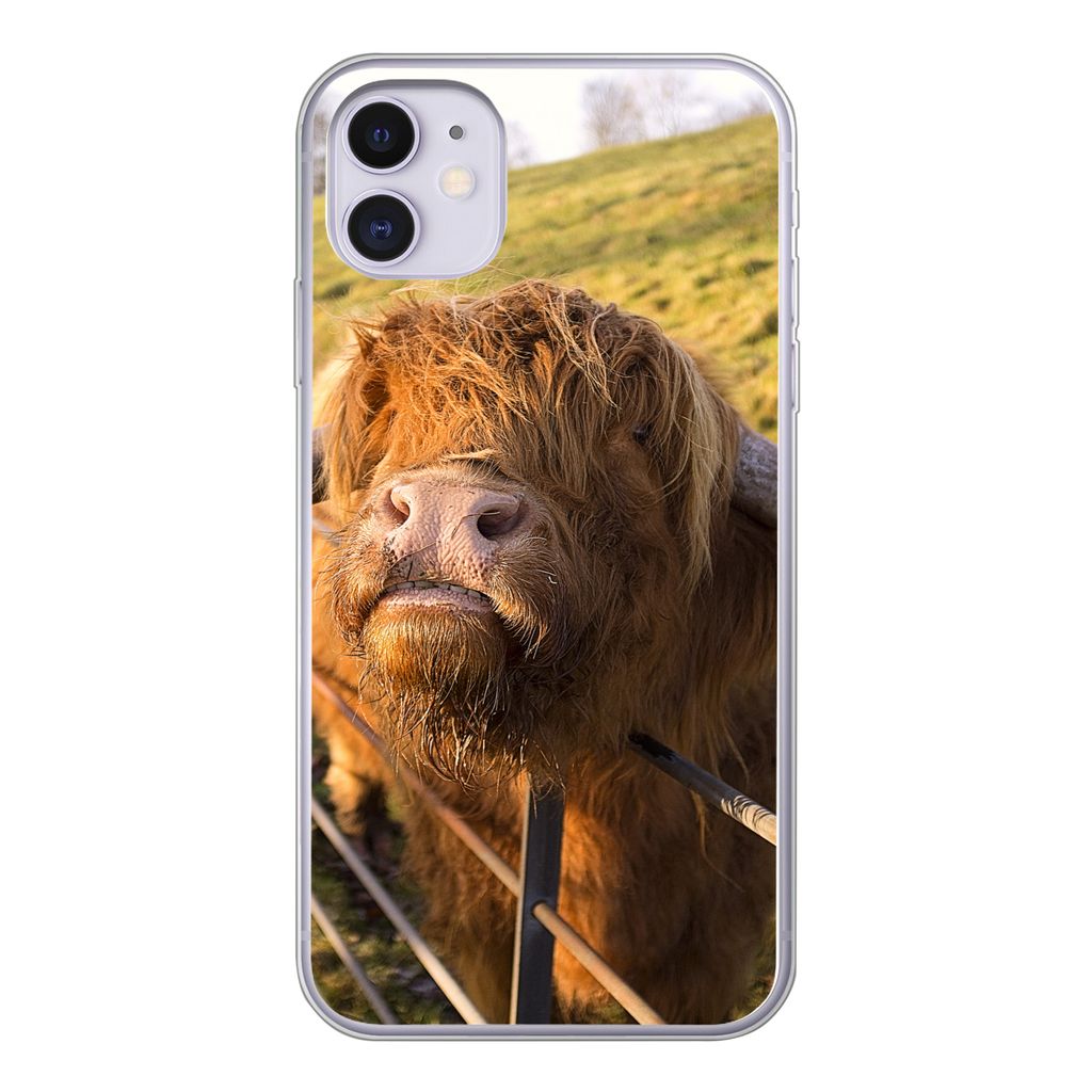 MuchoWow Handyhülle Schutzhülle Hülle für iPhone 11 Scottish Highlander - Zaun - Gras Silikon Softcase Handy Hülle - Handytasche