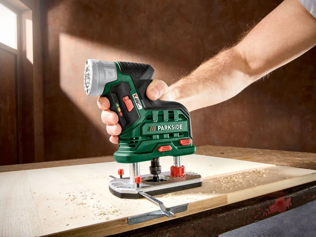 Fraiseuse Parkside POFA 12 A2 compacte avec réglage de profondeur précis