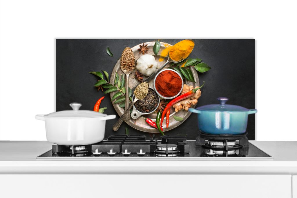 KitchenYeah Spritzschutz Küche - Küchenrückwand - Wandschutz für Herd und Spüle - Gewürze - Teller - Pfeffer - Schwarz - Löffel - Silber 9...
