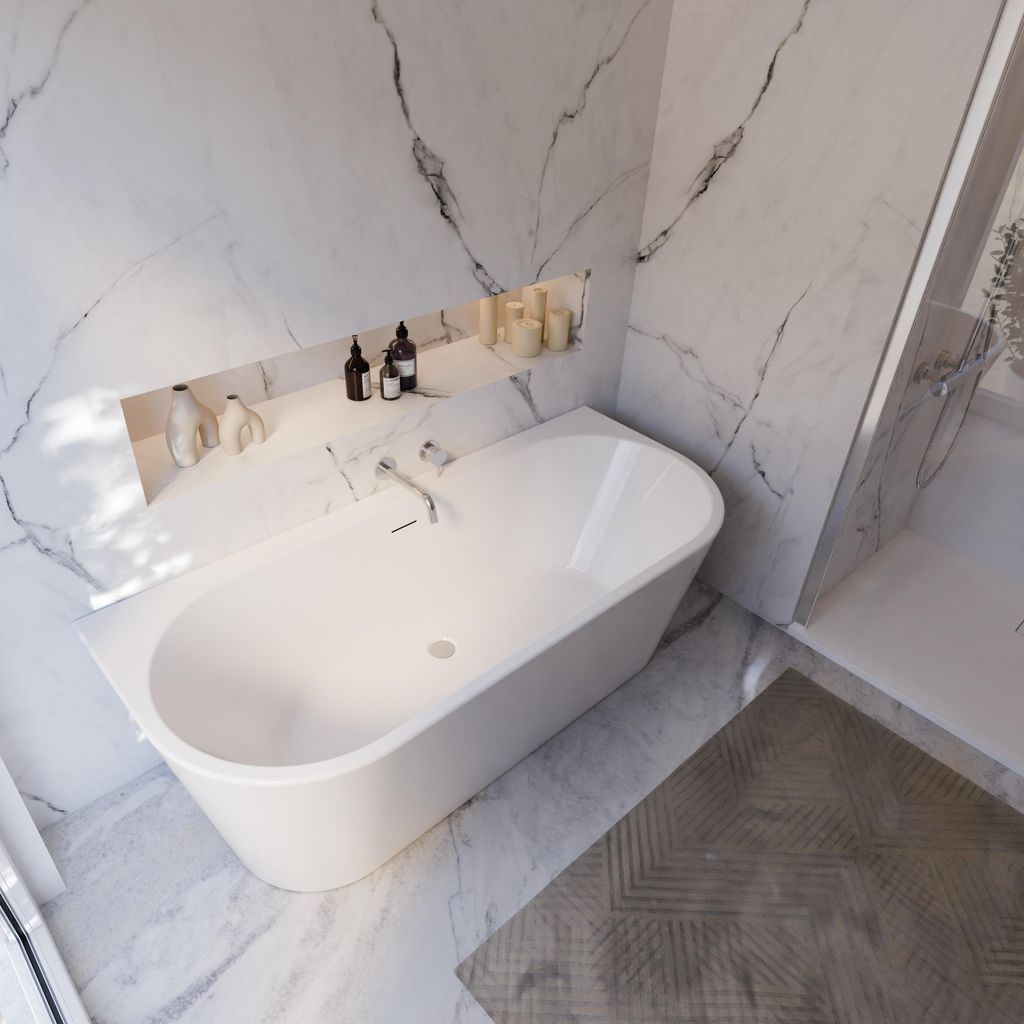 Ambiente Bild einer weißen Badewanne mit seitlichem Blickwinkel in hellem, modernem Badezimmer.