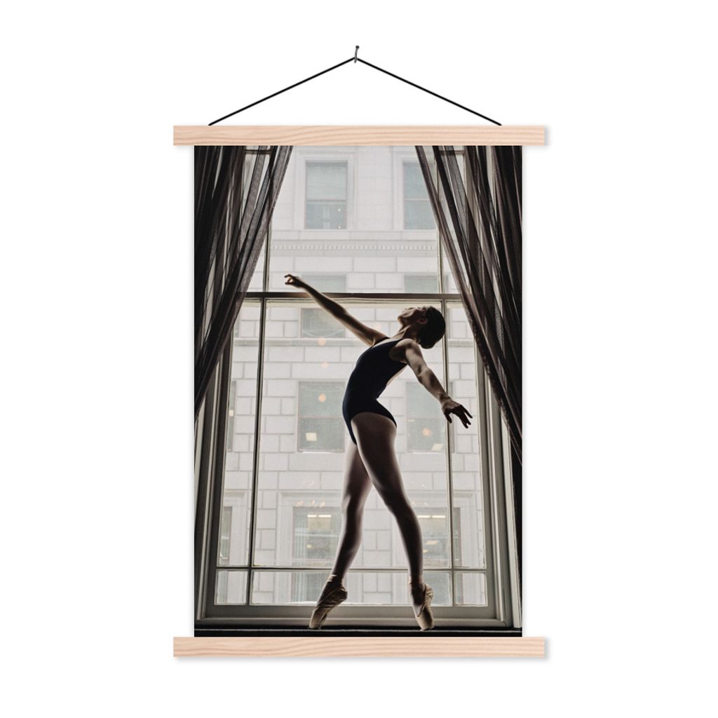 MuchoWow Textilposter Tanzende Ballerina vor einem Fenster 60x90 cm mit holzfarbenen Rahmen - Textil