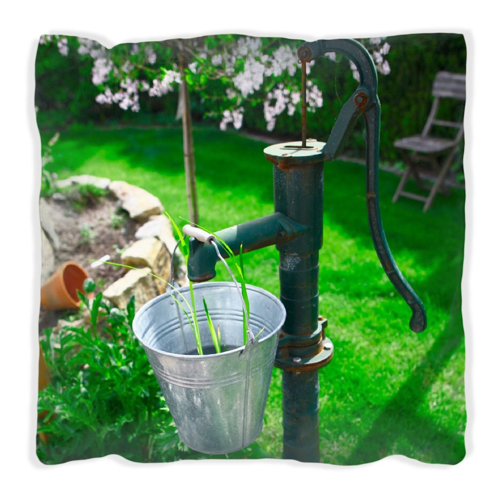 Wallario Premium Kissen, weiche Oberfläche, mit Motiv Wasserquelle im Garten, Größe: 30 x 30 cm, mit weißer Rückseite
