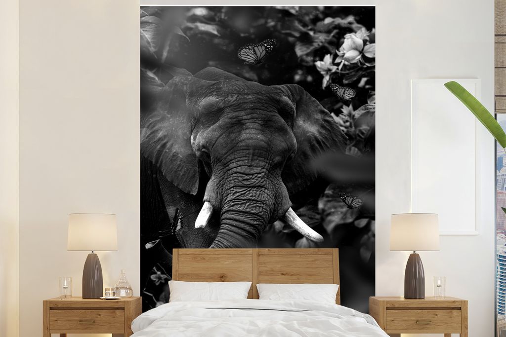 MuchoWow Fototapete für Wohnzimmer oder Schlafzimmer Wandtapete Vinyl Motivtapete Elefant und Schmetterlinge im Dschungel - schwarz und weiß - ...