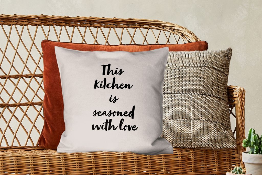 MuchoWow Zierkissen Sofakissen Wohnzimmer Dekokissen 45x45 cm Zitate - Kochen - Sprichwörter - Diese Küche ist mit Liebe gewürzt - Liebe - Sch...