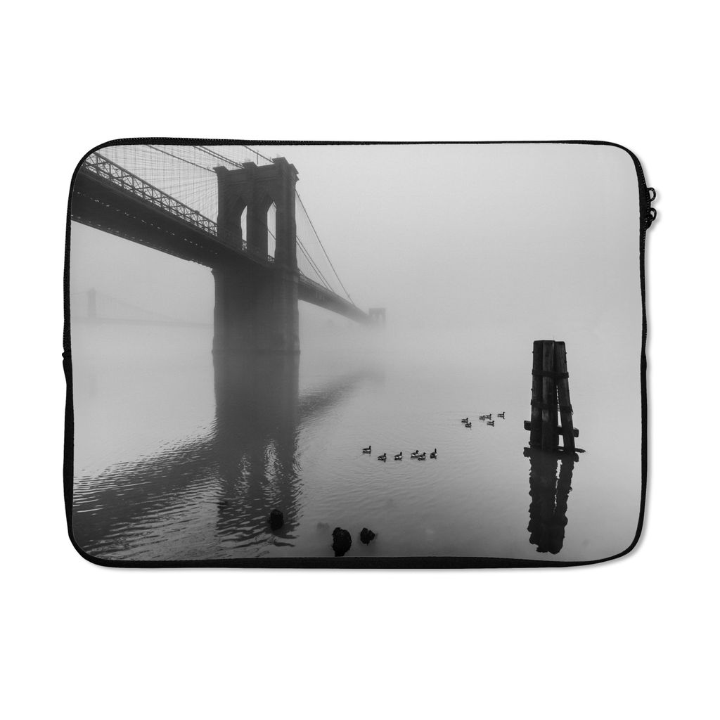 MuchoWow Laptop Hülle 13 Zoll Nebel bedeckt die Brooklyn Bridge in New York in schwarz-weiß Laptoptasche - Laptophülle - Sleeve - Rundumschutz