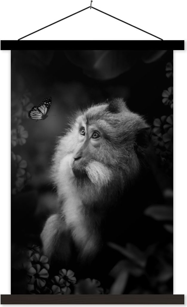 MuchoWow Textilposter Affe und Schmetterling im Dschungel - schwarz und weiß 60x90 cm mit schwarzem Rahmen - Poster Wohnzimmer