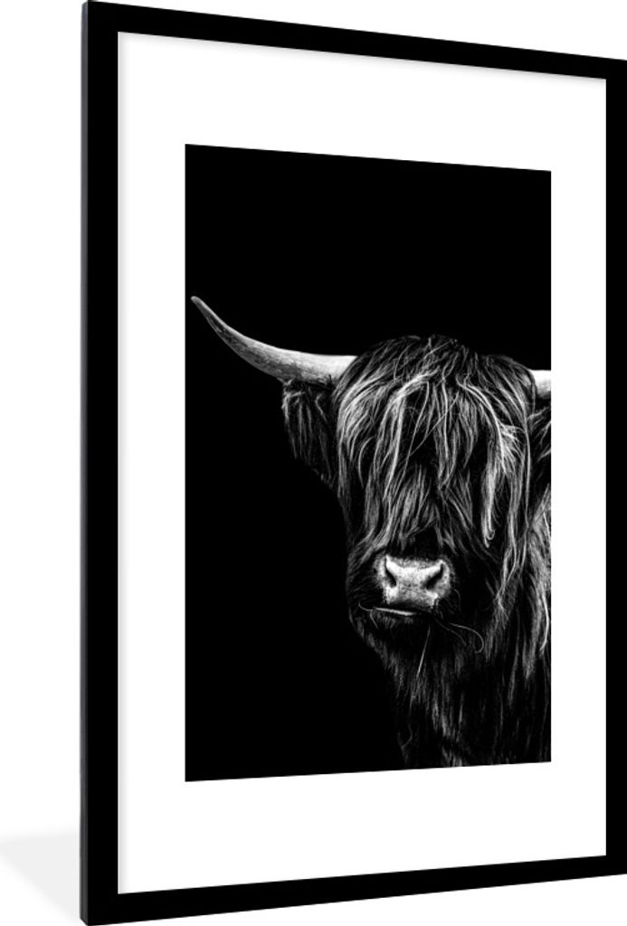 MuchoWow Gerahmtes Poster Schottischer Highlander auf schwarzem Hintergrund - schwarz und weiß 60x90 cm - Poster mit Schwarzem Bilderrahmen Wand...