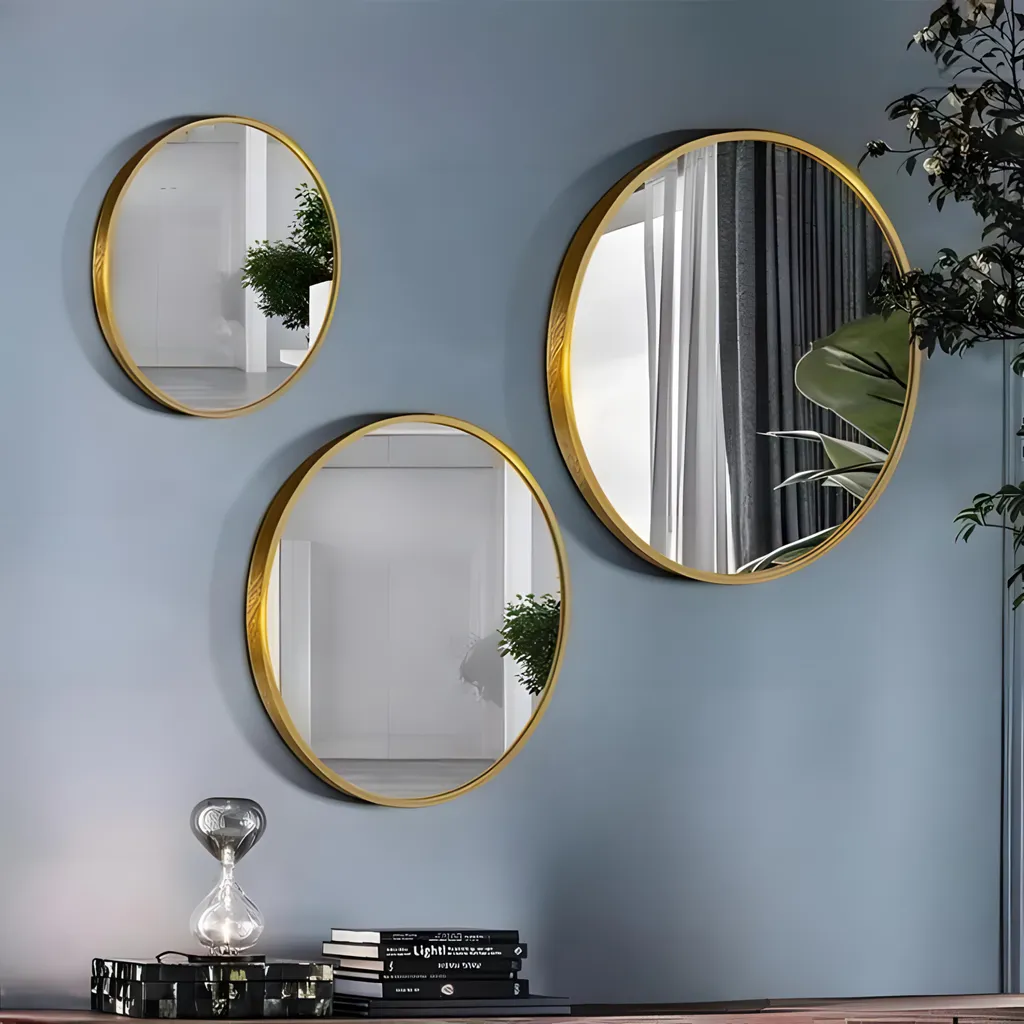 Trois miroirs dorés au design asymétrique et finitions premium