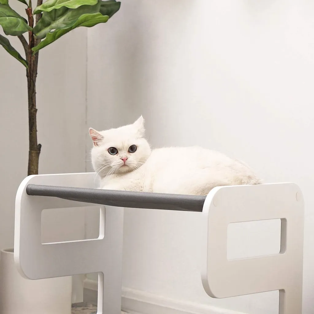 Couchage pour chat gris blanc forme de 9 idéal pour petits espaces