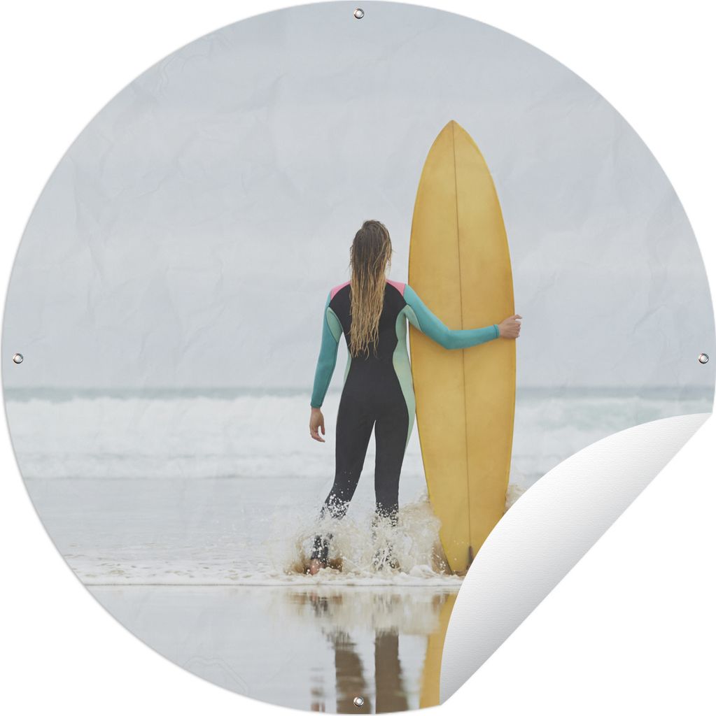 MuchoWow Gartenposter Outdoor-Poster Rund Weibliche Surferin steht neben dem Surfbrett Ø 150 cm Gartendeko Rundes Poster draußen