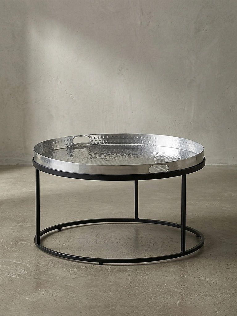 Couchtisch mit Hammerschlag-Struktur: Abnehmbares Tablett, Aluminium und Eisen. Silber, 62x62x36 cm | Kadima Design