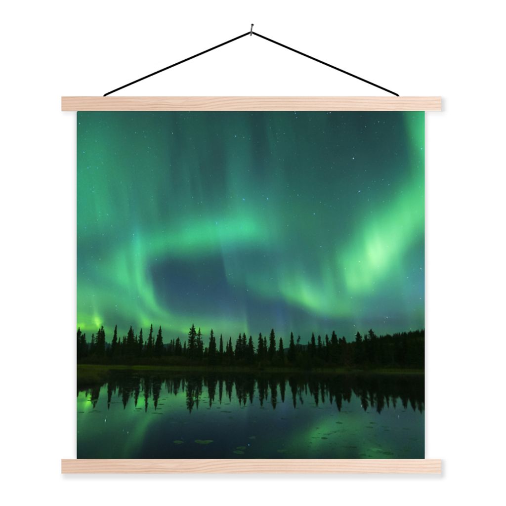 MuchoWow Textilposter Nordlicht - Bäume - Wasser - Alaska 60x60 cm mit holzfarbenen Rahmen - Wanddekoration