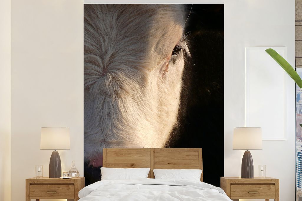 MuchoWow Fototapete für Wohnzimmer oder Schlafzimmer Wandtapete Vinyl Motivtapete Vergrößertes Bild einer Kuh - 145x220 cm - Wanddekoration
